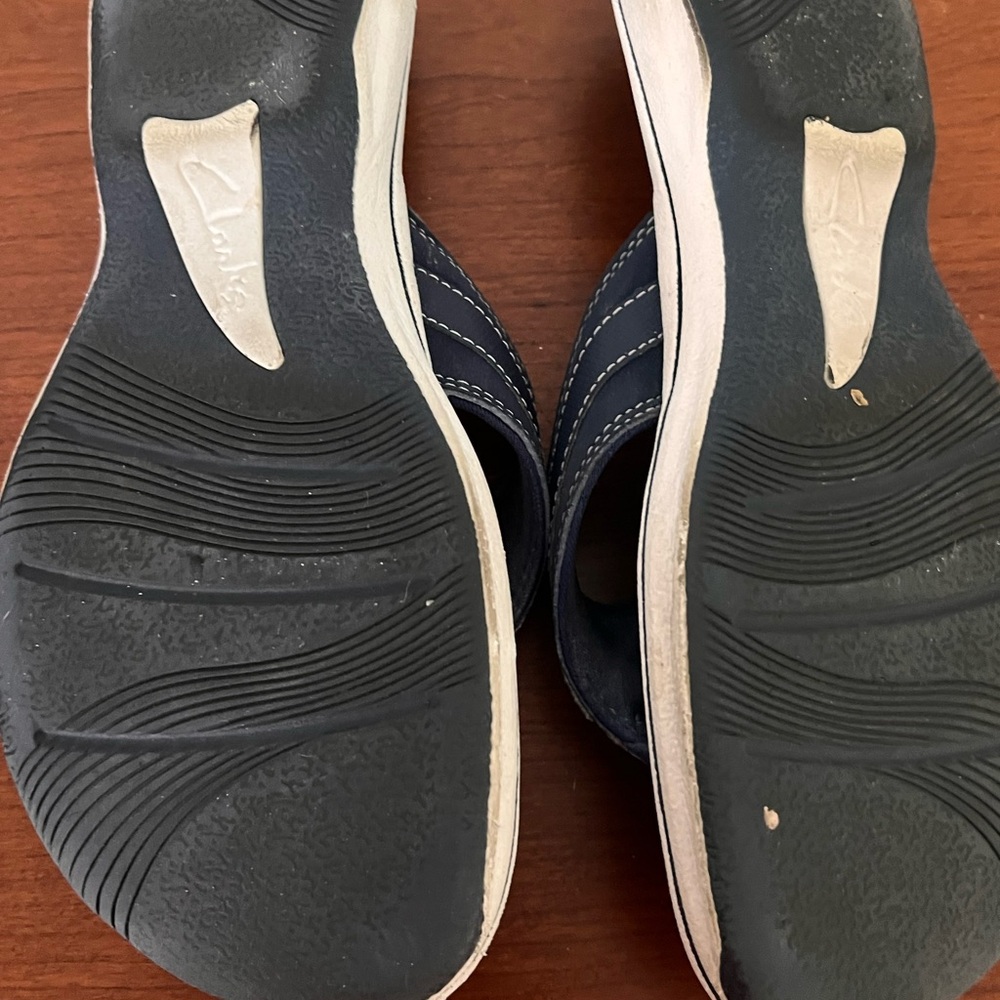 Clarks Brinkley Sea Cloudsteppers flip flops in navy - Picture 7 of 7